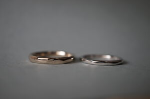 別角度の結婚指輪